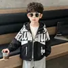 Jaqueta corta-vento com capuz para meninos Primavera e Outono Roupa de exterior Estilosa 2026 Novo Estilo Para Crianças Pequenas e Médias Roupas de Outono Casaco trench para meninos Versátil