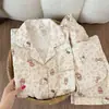 Promoción de transmisión en vivo de primavera: pijama nuevo para mujer, con un cárdigan de doble capa y cuello estiloso, estampado creativo y sencillo de nubes, y suave tejido de algodón de manga larga