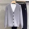 Chaqueta cárdigan de punto de color liso con cuello en V para hombre, estilo coreano, moderna, informal y versátil, de un solo botón, nueva colección 2025.