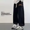 Calça esportiva trendy estilo americano para homens, calça jogger casual de verão, solta, tamanho grande, calça estilosa com perna curva