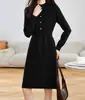 Vestido de punto largo elegante de alta gama para mujer, otoño e invierno, cuello semialto, longitud media, corte holgado, adelgazante, base de color liso