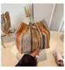 Bolsa Pequena de Palha Tecida com Corrente Primavera/Verão 2026, Bolsa Transversal Patchwork Listrada Colorida, Bolsa de Ombro Única Versátil com Cordão
