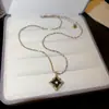 Elegância Antiga Flor de Quatro Folhas! Ouro Café Zircônia Flor Pérola Brincos Estilo Corte Retrô Brincos de Tarraxa Nicho Sensação de Alto Padrão Joia para Orelha