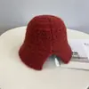 Chapéu de Pescador de Malha com Logo de Metal Retrô Estilo Japonês com Fenda nas Costas, Novo Chapéu Bucket Quente Outono e Inverno para Proteger as Orelhas, Fashion e Versátil