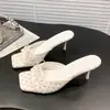Zapatillas de moño floral suaves 2026 nuevo estilo con faldas tacones altos absolutamente hermosos sandalias francesas pequeñas para que las mujeres las usen afuera