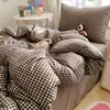 Popular juego de ropa de cama de cuatro piezas, suave y amigable con la piel, lavable a máquina, adecuado para dormitorios individuales de estudiantes, juego de tres piezas, estilo ins simple