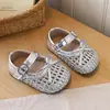 Sandalias tejidas huecas para niñas con punta cerrada, nuevo estilo de verano, zapatos de princesa para niños con suela suave y moño plateado para niños pequeños