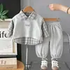 Conjunto de Otoño para Niños 2026 Nuevo Elegante Camisa a Cuadros Chaleco Deportivo Conjunto de Tres Piezas para Bebé de 1 a 3 Años Primavera y Otoño