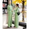 Conjunto de Tricô Verde Elegante com Gola Alta para Mulheres, Design Outono e Inverno, Calça Wide Leg, Petite, Estiloso, Emagrecedor Conjunto de Duas Peças