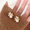 Brincos de Flor de Zircônia Geométricos Estilo Coreano Agulha de Prata Pérola Acessível Luxo Brincos de Alto Padrão Brincos Modernos e Delicados para Mulheres