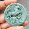 Pingente de Cavalo do Zodíaco em Jade Natural de Guizhou, Pingente de Cavalo Verde, Colar de Ano de Nascimento, Modelo 10 Yuan, Suprimento para Vendedores de Rua, Atacado