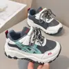 Zapatillas casuales de moda para niños, versátiles, de suela blanda, nuevo modelo de principios de otoño 2026, zapatillas de correr unisex para niños con retazos
