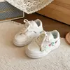 Zapatillas de Suela Blanda para Niñas 2026 Primavera/Verano Nuevos Zapatos Versátiles de Moda Blancos con Decoración Floral Zapatillas de Caña Baja