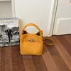 Bolsas pequeñas súper populares para primavera y verano para mujer 2026 nueva moda bolso cruzado versátil bolso de mano para el trabajo bolso tipo cubo bolso tote pequeño
