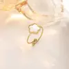 Acero de Titanio Color Dorado de 18K Collar, Pulsera, Pendientes y Anillo de Trébol de Cinco Hojas Lisos, Set de Cuatro Piezas, Joyería de Moda para Mujer