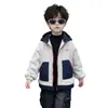 Chaqueta de Forro Polar con Bolsillo con Cremallera Estilo Otoño e Invierno para Niños 2026 Nuevo Chaqueta Cortavientos con Capucha Gruesa y Elegante de Invierno