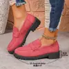 Sapatos mocassins slip-on populares tamanho europeu 2025 para mulheres, sapatos femininos da moda com sola grossa tamanho grande, calçados femininos no atacado, calçados femininos transfronteiriços