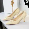 9557-2 Zapatos de Tacón Alto Sexy Europeos y Americanos para Banquete Satén de Seda Dorado Lazo de Perla Punta Aguda Retorcida Zapatos de Salón para Mujer