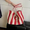 Bolsa bucket listrada color block única para mulheres, nova bolsa de ombro e transversal da moda 2026, bolsa tote fashion para meninas