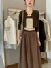 Suave cárdigan de punto retro marrón, conjunto de tres piezas con falda de tirantes a rayas para mujer, nuevo atuendo casual de otoño