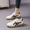 Nuevas Zapatillas Bajas Otoño 2026, Zapatos Blancos de Punta Redonda para Deportes Casuales al Aire Libre, Zapatos de Moda Transpirables y Versátiles para Mujer