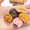 Juguete de Comida de Simulación Galleta Rellena de Mermelada Tamaño Bocado Accesorios de Resina Pasador DIY Goma para el Cabello Decoración de Zapato de Madera Llavero