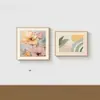 Un lujoso juego de sofás para sala de estar con diseño floral, combinado con un juego de cuadros decorativos para el dormitorio, incluyendo un cuadro para la cabecera del dormitorio principal, creando una sofisticada exhibición de arte mural.
