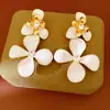 Brincos de pino de prata com diamantes e design floral com óleo pingando, luxo leve e sensação de alta qualidade, estilosos e da moda, estilo europeu e americano, brincos de nicho e exagerados