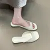 Sandálias Sazonais Estilo Francês Encontro Primeiro, Design Elegante de Uma Tira, Salto Baixo em Couro Envernizado, Sapatos para Deslocamento ao Ar Livre, Novo Estilo de Verão, Perfeitas com Saias