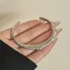 Pulseira Aberta Única com Textura de Metal de Designer Cravejada com Diamantes Feita à Mão Estilo Europeu e Americano Anel Versátil Empilhável