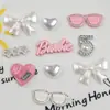 Acessório de gravata borboleta branca, decoração de desenho animado em acrílico com pérolas artificiais, acessório DIY para tamancos, fivela de sapato, decoração de capa de celular