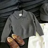 Ropa infantil estilo coreano 2026 colección otoño: conjunto de dos piezas para niños, polo de punto bordado gris, pantalones casuales rectos de manga larga