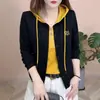 Nueva Moda Primavera y Otoño 2025 Camiseta de Manga Larga Spliced con Capucha Falsa de Dos Piezas Estilo Femenino Ropa de Mamá Top Holgado