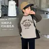 [Liquidación] Top Versátil para Niños Primavera 2026 Camiseta de Manga Larga de Algodón Puro con Estampado de Letras y Mangas Raglán Bloqueadas por Color Moderno