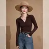 Suéter de tricô marrom de manga longa slim fit para mulheres, novo modelo para o início do outono de 2026, com gola POLO, estilo acadêmico intelectual e toque texturizado