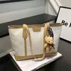 Bolso tote de gran capacidad con patrón de diamantes en color de contraste y lindo colgante de oso, bolso de hombro versátil y moderno para mujer para el trabajo