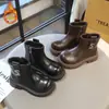 Botas Martin versáteis estilo Chanel para meninas, nova coleção outono/inverno 2026, botas de couro com forro de algodão de camada única, botins da moda estilo britânico para crianças mais velhas