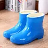Botas de lluvia de forro polar fijas para mujer, botas de lluvia cortas cálidas, zapatos impermeables, zapatos de goma antideslizantes con forro de algodón para mujer adulta