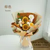 Ramo de flores de hilo tejido a mano, con girasoles y lirios cala, una pieza decorativa para el escritorio del hogar o la oficina, y un regalo perfecto