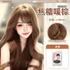 Peruca cacheada para mulheres com franja lateral, especialmente estilizada para realçar o tom da pele, cor marrom quente, cabelo realista, estilo doce vintage, adequada para rostos redondos e quadrados, cobertura total da cabeça