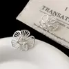 Coleção Diária Versátil Simples e Fashion de Brincos de Tarraxa Prateados Vazados, Estilo Nicho de Luxo Leve de Alta Qualidade, Brincos Elegantes e Únicos para Mulheres