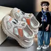 Sapatos infantis sandálias de menino estilo verão 2025 novo vazado sola macia sapatos infantis de malha simples sapatos esportivos leves respiráveis para meninos