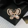 Moda europeia e americana novo broche de borboleta com diamantes de alta qualidade temperamento feminino alfinete requintado corsage da moda joia de cristal