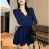 Vestido Tricô Manga Longa Slim Decote V para Mulheres Outono 2025 Novo Estilo Lustre Puro Look Emagrecedor Elegante Saia Evasê