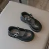 Sapatos femininos estilo brogue britânico, nova coleção primavera/outono, com sola macia, estilo Mary Jane retrô, sapatilhas versáteis e estilosas para crianças