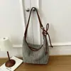 Bolsa de palha trançada à mão feminina 2026 nova tendência moderna retrô bolsa tote de palha trançada versátil grande capacidade bolsa de ombro único feminina