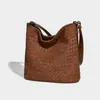 Moda Otoño e Invierno 2025 Nuevo Bolso de Mano Tejido Retro Nicho de Alta Gama Gran Capacidad Hombro Único Cruzado Bolso Cubo