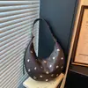 Bolso Retro Elegante Tipo Bollo Transfronterizo para Mujer 2026 Nuevo de Moda Tendencia Remache Luna Creciente Gran Capacidad Bolso de Hombro