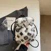 Bolso peludo de nicho estilo coreano Nuevo de primavera 2026 Mochila pequeña casual retro Bolso de hombro de moda para mujer Estampado de leopardo