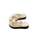 Nuevas chanclas de dibujos animados lindas y populares para niñas, versátiles y antideslizantes para uso exterior en verano, sandalias de dedo para la playa al por mayor